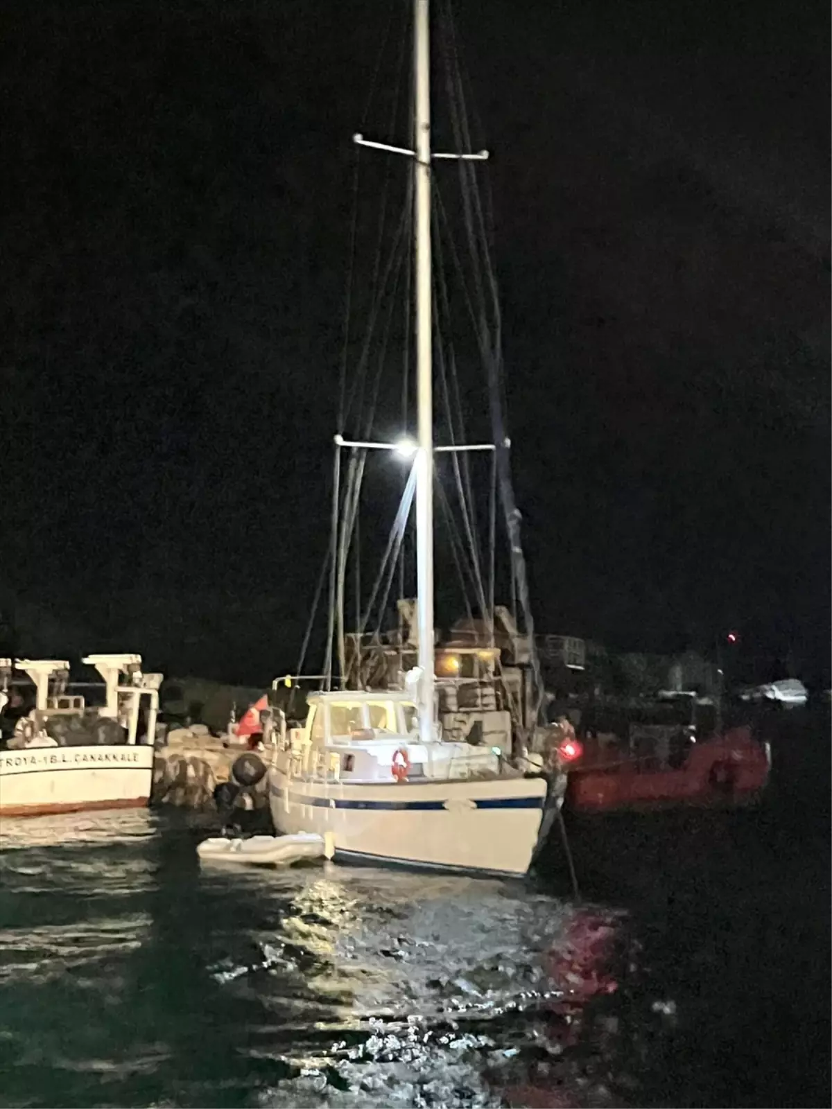 canakkalede suruklenen tekne kurtarildi vgi6mJps