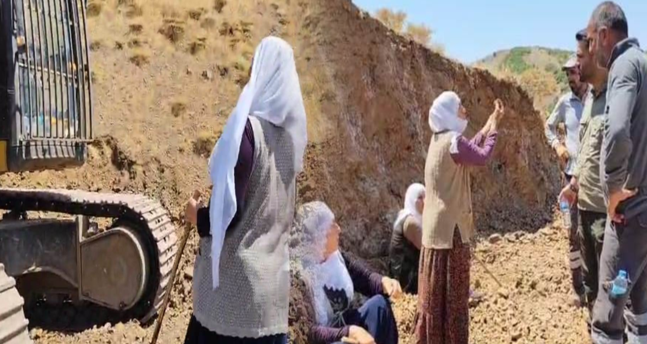 kadinlar is makinalarinin onune sopalarla gezip engel oldular zzSHS6j3