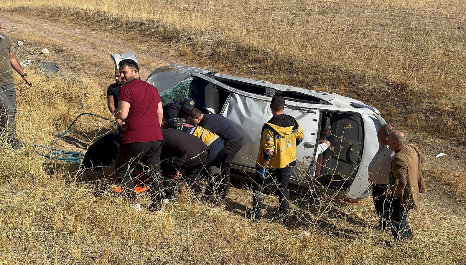 sivasta otomobil sarampoleuctu 4 yarali KilHi2MQ