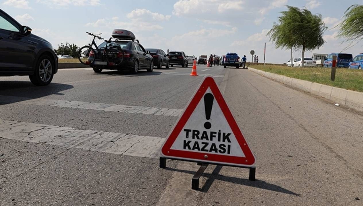 yolcu otobusuyle otomobil kafa kafaya carpisti EOfGpxyO