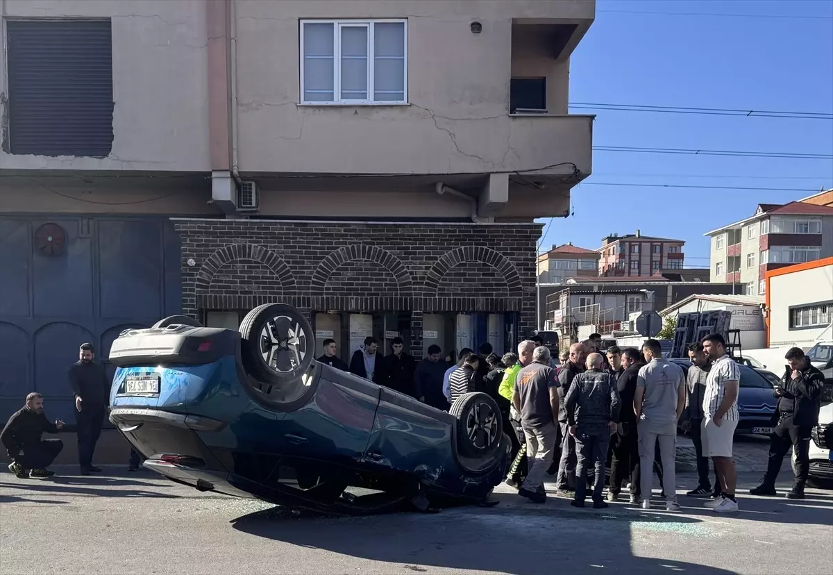 atasehirde kaza otomobil ters dondu 9TmInOXT.jpg