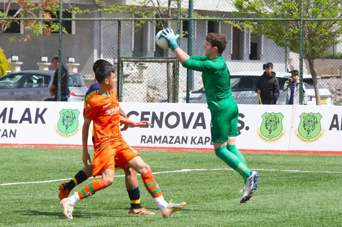 genc kaleci alp ozge dikkat cekiyor IZ8GTiTW