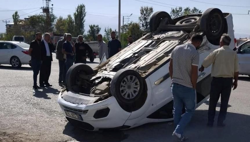 igdirda kaza araclardan biri ters dondu iki kisi yaralandi s6FVWrj2