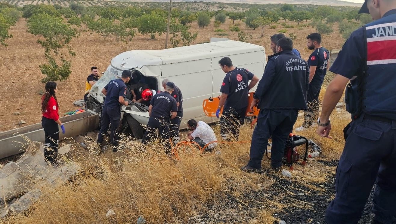 kamyonet sarampole uctu aracta sikisan kisiler agir yaralandi sVLlqYsj