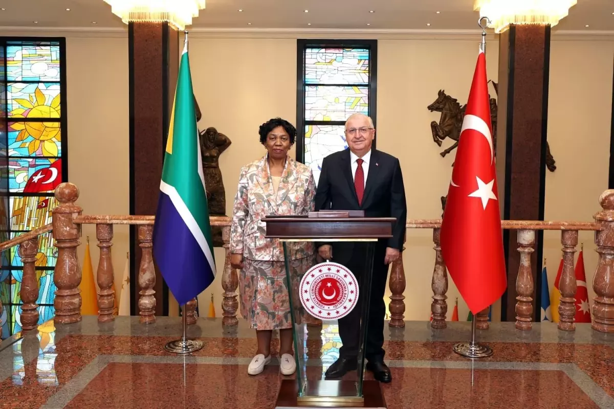 milli savunma bakani yasar guler guney afrikali mevkidasi ile bir araya geldi hI2WTCPt.jpg