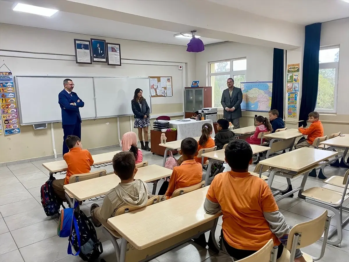 pinarhisar kaymakami enver ozderin ogrencilerle bulustu bOJuVT3C.jpg