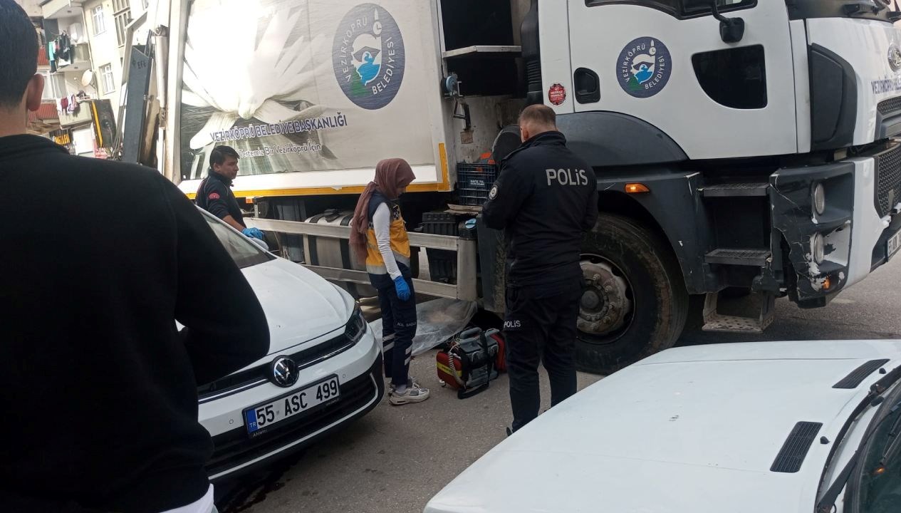 samsunda temizlik kamyonunun altinda kalan yaya oldu 3AZiVkVb.jpg