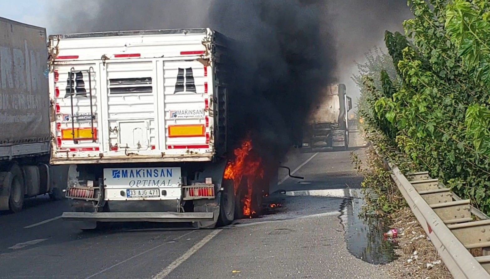 seyir halindeki tir alev alev yandi ti5u9vZJ.jpg