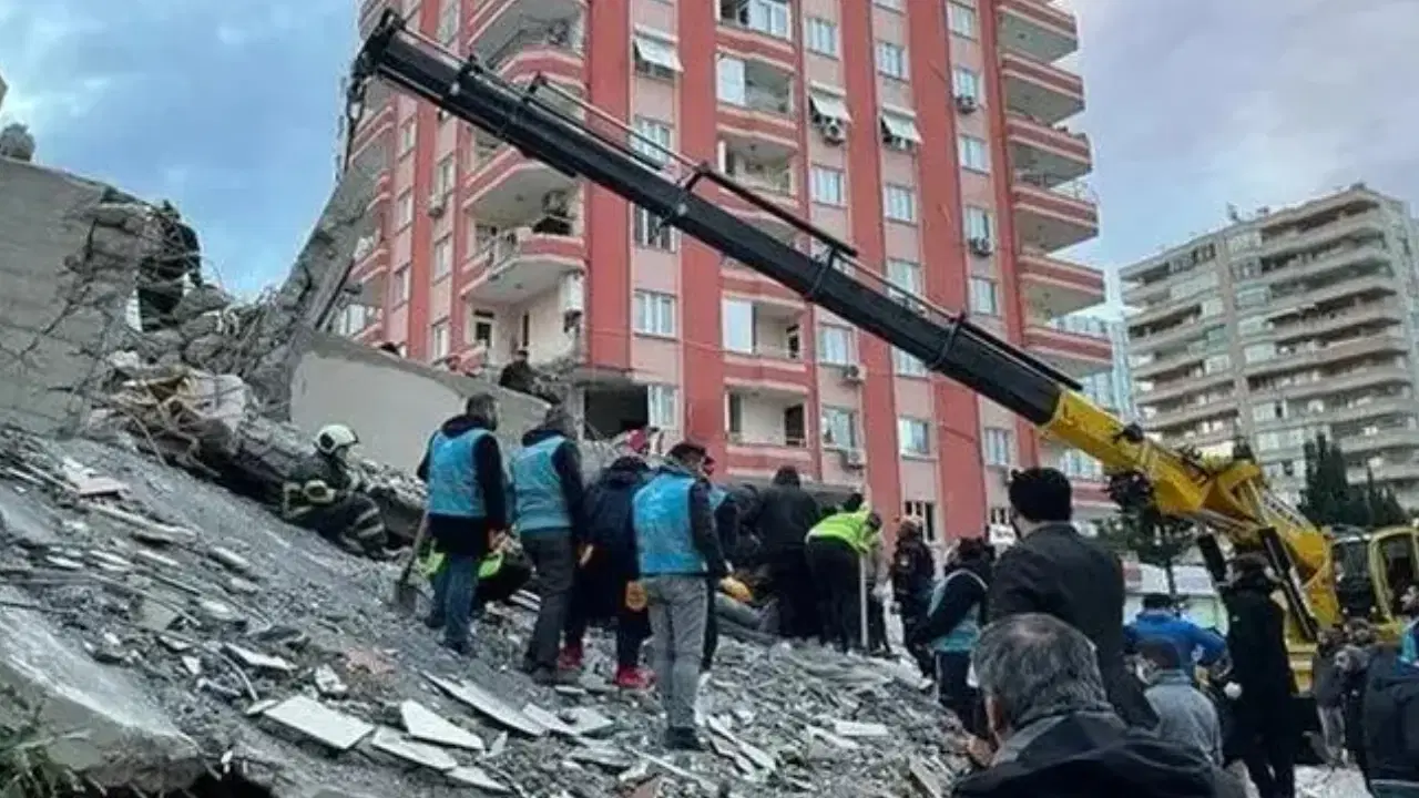 Depremde 56 kişiye mezar olan Zeray Apartmanı davasında 11 sanığa ‘bilinçli taksir’den ceza istemi