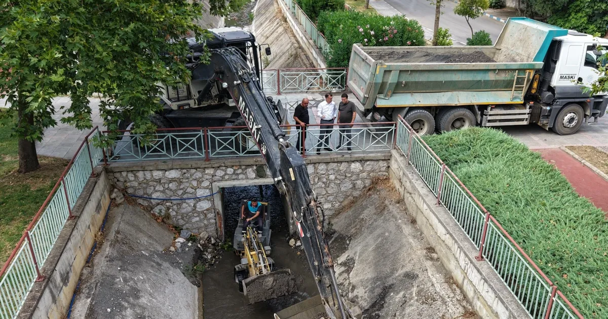 Manisa kent merkezinde dere ve kanal temizligi aKiKq23I