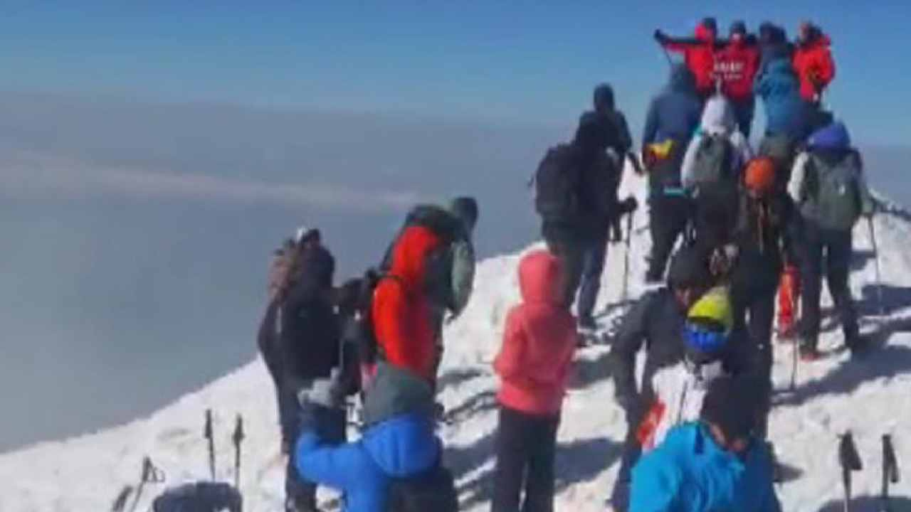 Siddetli ruzgara meydan okuyup dagin zirvesine ulastilar brE3RgBZ